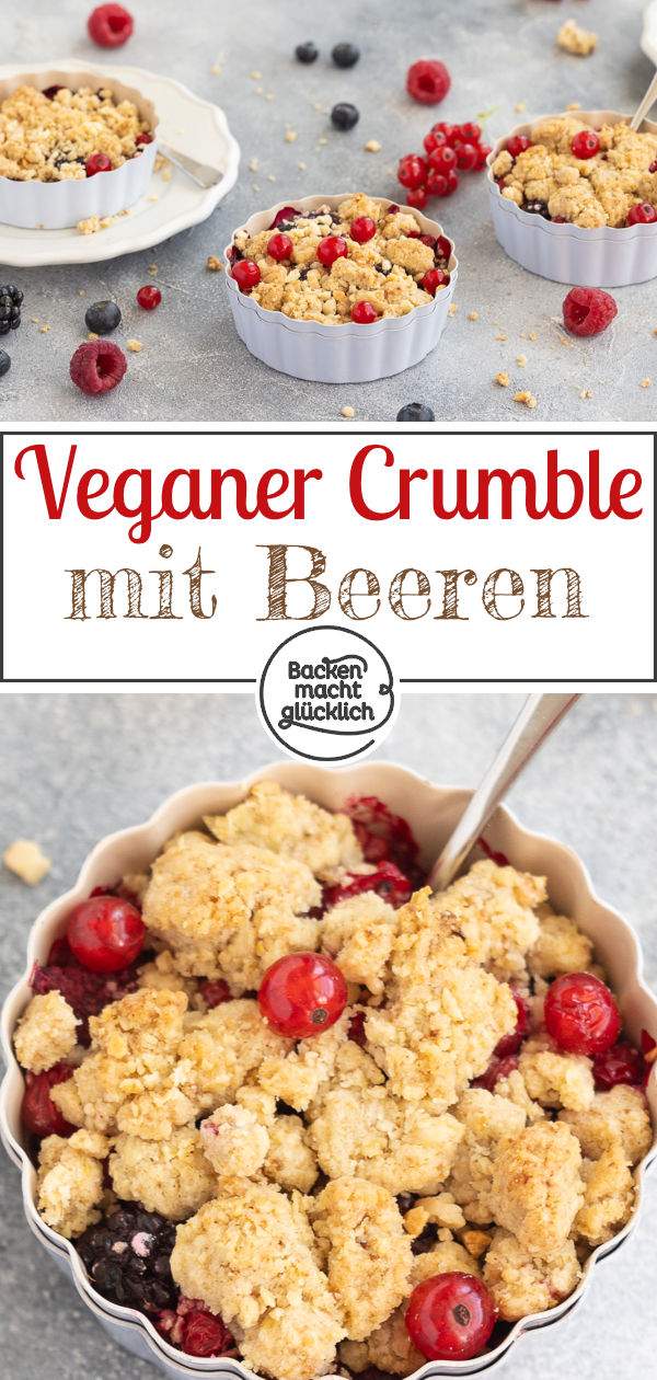 Himmlischer veganer Beeren-Crumble mit Haferflocken: blitzschnell und einfach gebacken, auch mit Tiefkühlbeeren lecker ♥ Gleich testen!