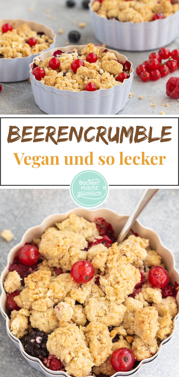 Himmlischer veganer Beeren-Crumble mit Haferflocken: blitzschnell und einfach gebacken, auch mit Tiefkühlbeeren lecker ♥ Gleich testen!