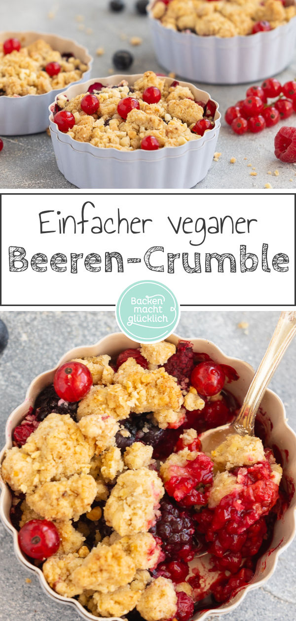 Himmlischer veganer Beeren-Crumble mit Haferflocken: blitzschnell und einfach gebacken, auch mit Tiefkühlbeeren lecker ♥ Gleich testen!