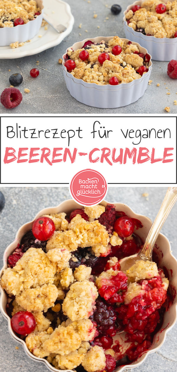 Himmlischer veganer Beeren-Crumble mit Haferflocken: blitzschnell und einfach gebacken, auch mit Tiefkühlbeeren lecker ♥ Gleich testen!