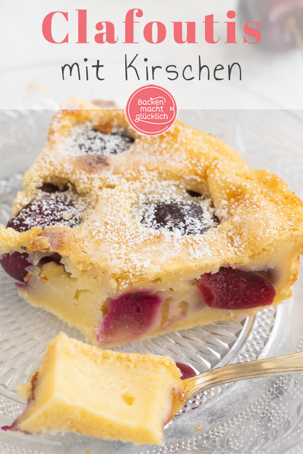 Original französischer Clafoutis mit Kirschen. Köstliche Süßspeise, die an eine Mischung aus Kuchen, Auflauf, & Pudding erinnert.