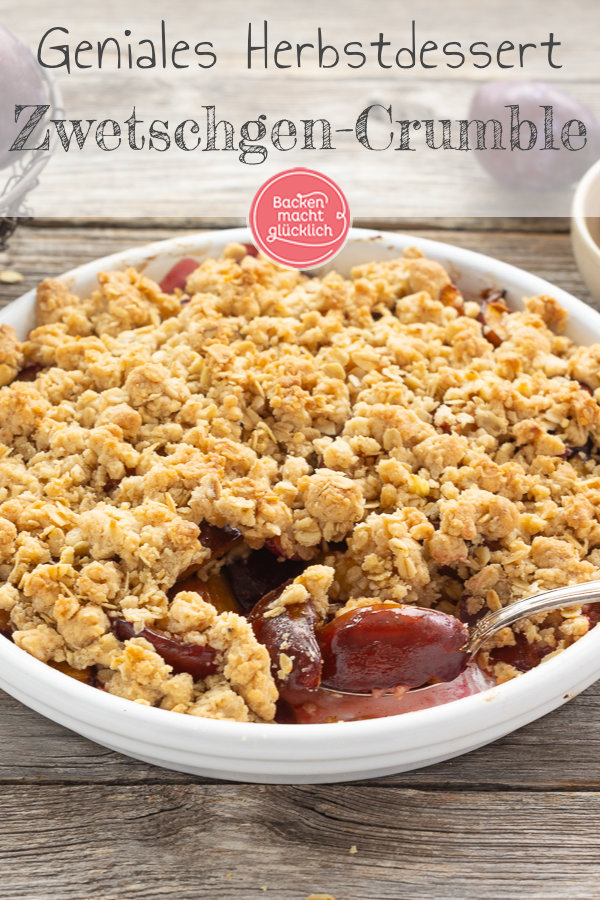 Zwetschgen-Crumble mit Streuseln und Haferflocken: super saftig & buttrig. Dieser Pflaumen-Crumble ist ein geniales Herbstdessert!