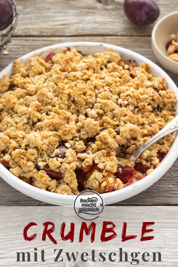 Zwetschgen-Crumble mit Streuseln und Haferflocken: super saftig & buttrig. Dieser Pflaumen-Crumble ist ein geniales Herbstdessert!