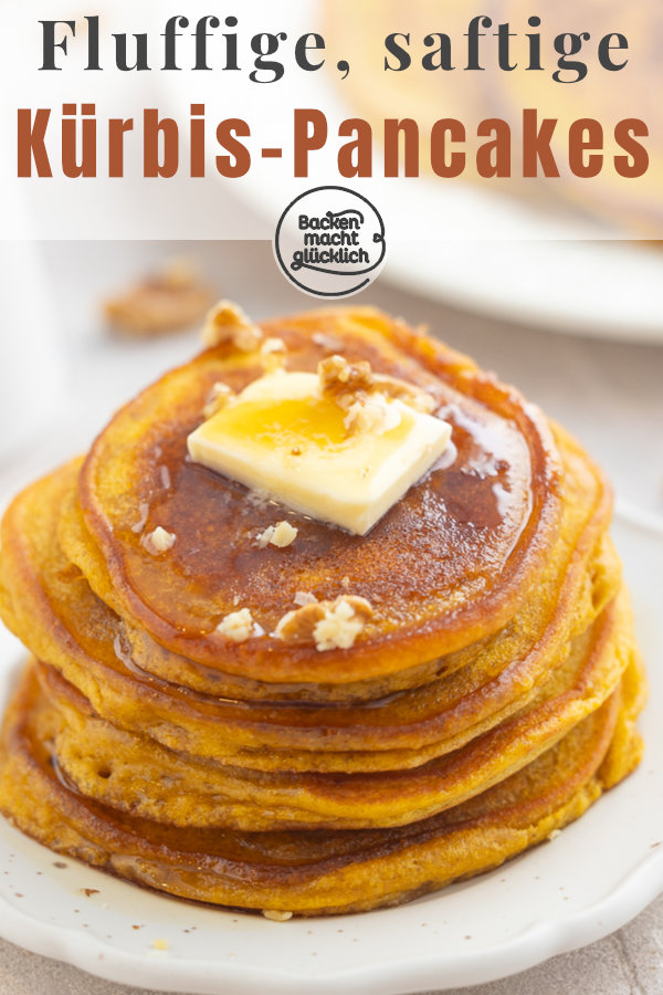 Die besten Kürbis Pancakes: fluffig, saftig, wattig, würzig. Diese Pancakes mit Kürbispüree schmecken der ganzen Familie ♥
