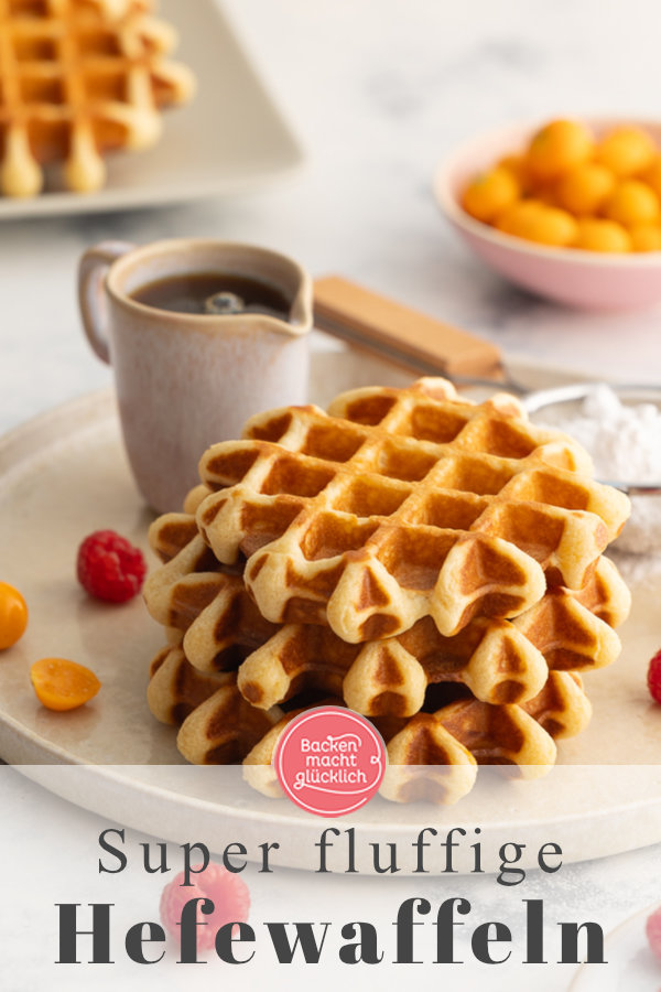 Außen knusprige, innen fluffige Waffeln mit Hefeteig: Omas Hefewaffeln sind einfach köstlich! Eine tolle Alternative zum Klassiker.