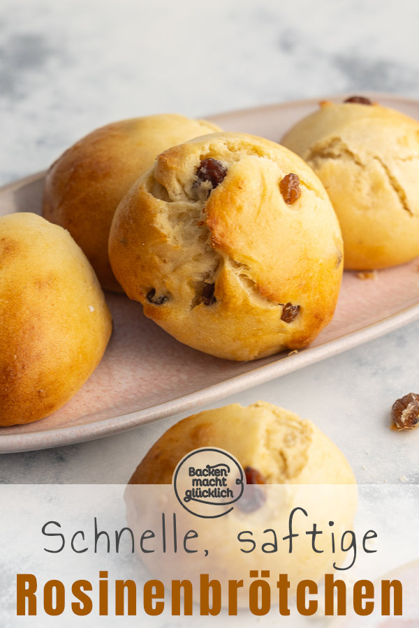 Super saftige Rosinenbrötchen wie vom Bäcker: Mit diesem schnellen Rezept könnt ihr sie künftig ganz einfach selber backen.