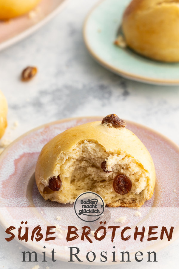 Super saftige Rosinenbrötchen wie vom Bäcker: Mit diesem schnellen Rezept könnt ihr sie künftig ganz einfach selber backen.