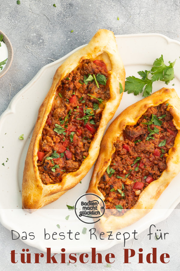 Einfaches Originalrezept für türkische Pide mit Hackfleisch. Die herzhaften Fladenbrot-Schiffchen sind aus gutem Grund so beliebt!