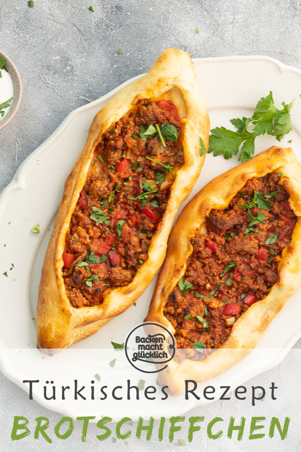 Einfaches Originalrezept für türkische Pide mit Hackfleisch. Die herzhaften Fladenbrot-Schiffchen sind aus gutem Grund so beliebt!