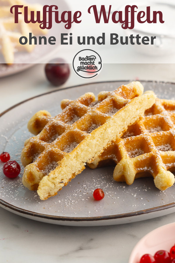 Tolles Grundrezept für vegane Waffeln ohne Ei, Butter und Milch. Einfach, schnell, saftig & knusprig. Gleich testen!