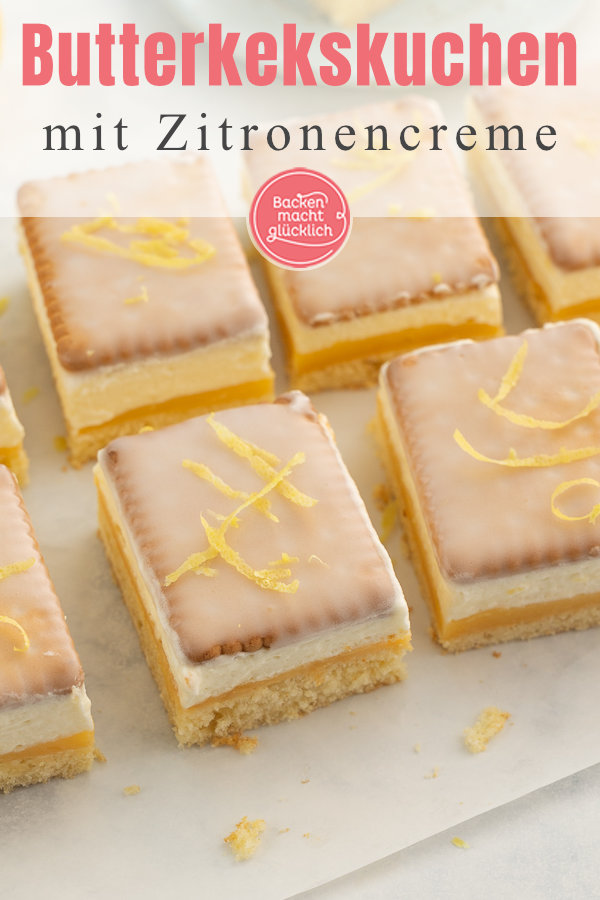 Himmlischer Butterkekskuchen mit Zitronencreme und Sahne. Dieser Blechkuchen kommt immer gut an! Perfekt für Geburtstage und Partys.
