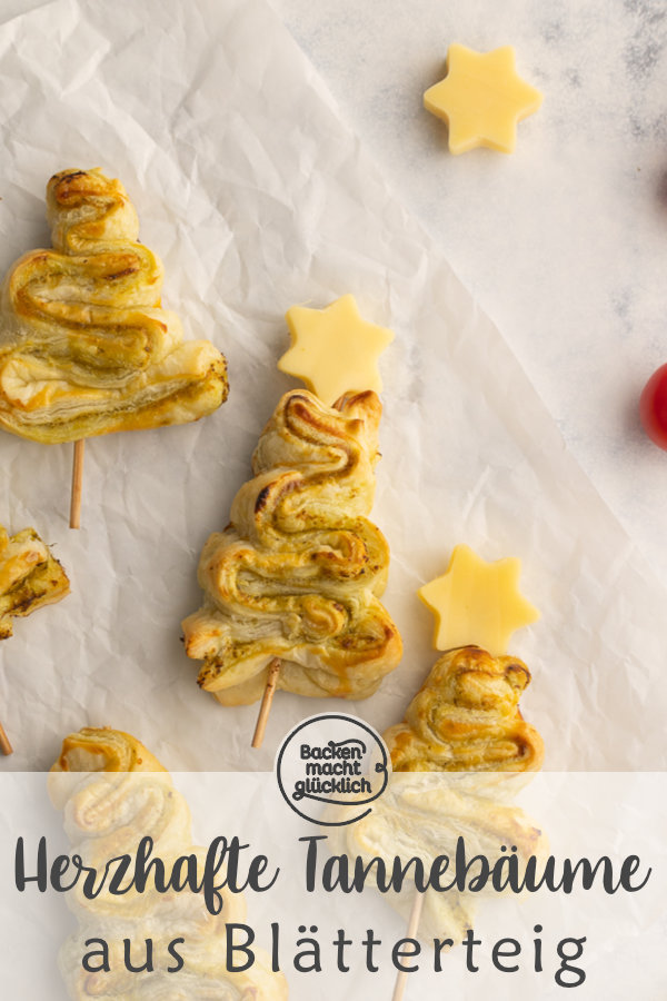 Herzhafte Tannenbäume mit Blätterteig und Pesto sind ein tolles pikantes Fingerfood für Weihnachten.