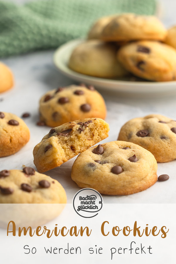 Mit diesem einfachen Rezept werden amerikanische Chocolate Chip Cookies perfekt: innen weich und außen knusprig.