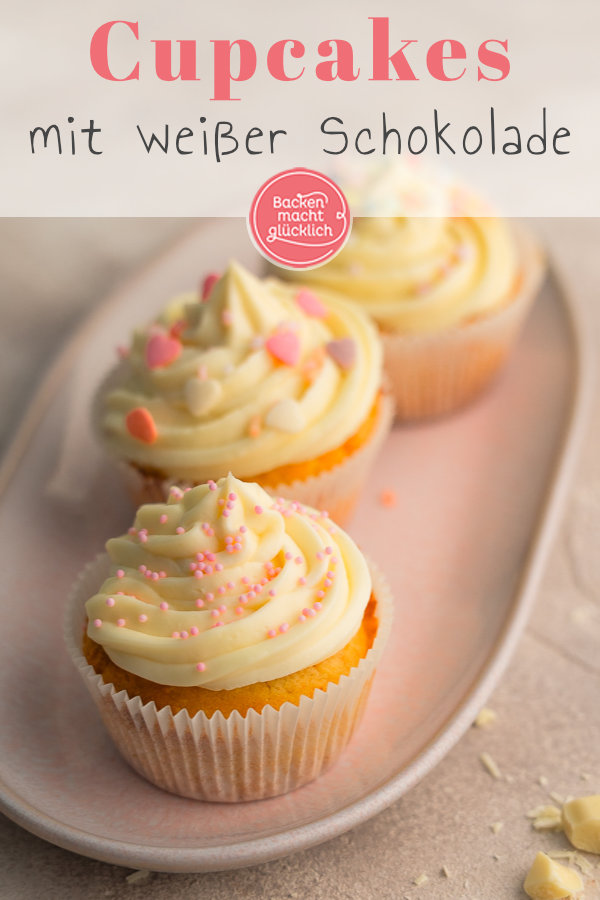 Einfaches Rezept für himmlische Cupcakes mit weißer Schokolade und Frischkäse-Frosting. Perfekt für festliche Anlässe!