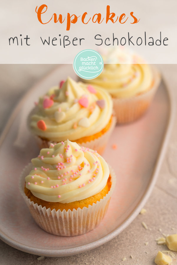 Einfaches Rezept für himmlische Cupcakes mit weißer Schokolade und Frischkäse-Frosting. Perfekt für festliche Anlässe!