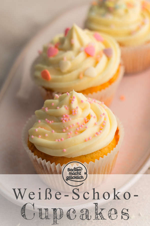 Einfaches Rezept für himmlische Cupcakes mit weißer Schokolade und Frischkäse-Frosting. Perfekt für festliche Anlässe!