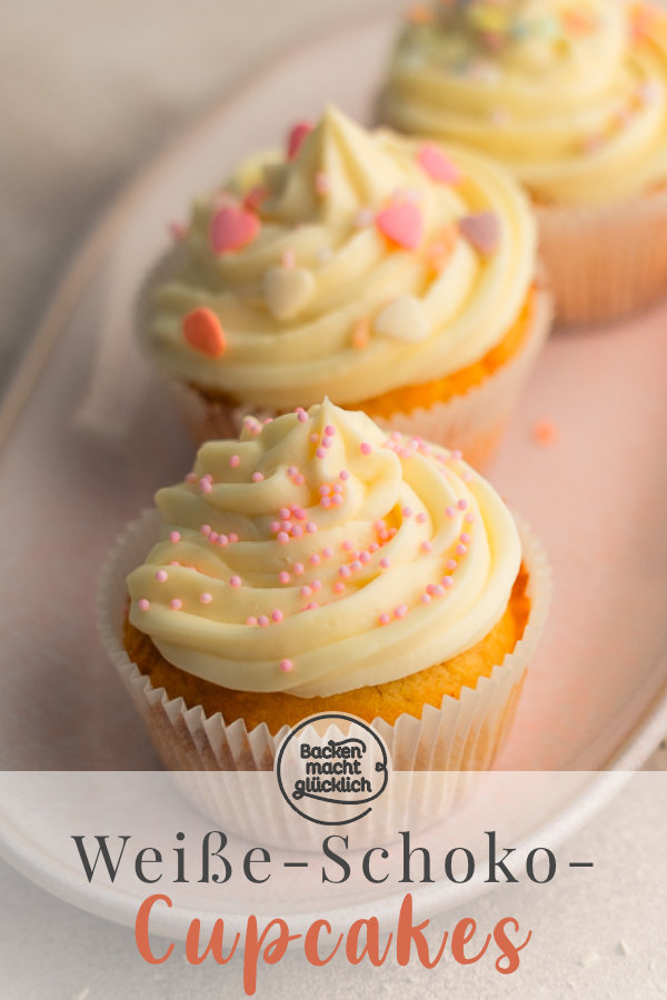 Einfaches Rezept für himmlische Cupcakes mit weißer Schokolade und Frischkäse-Frosting. Perfekt für festliche Anlässe!