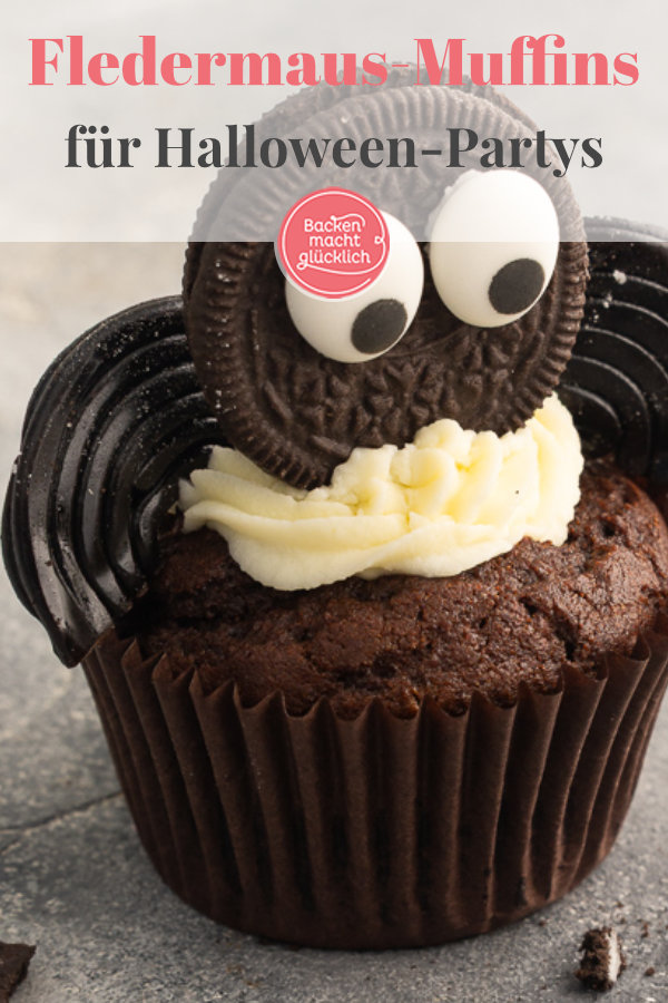 Witzige Cupcakes in Fledermaus-Optik aus saftige Schokoteig und Keks-Deko. Perfekt für Halloween‑Partys und zum Backen mit Kindern!