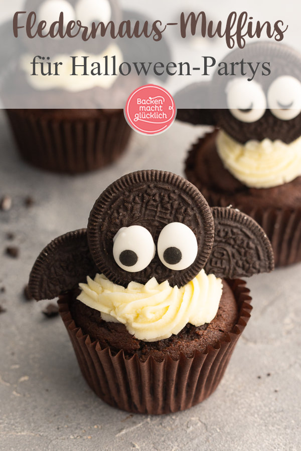 Witzige Cupcakes in Fledermaus-Optik aus saftige Schokoteig und Keks-Deko. Perfekt für Halloween‑Partys und zum Backen mit Kindern!