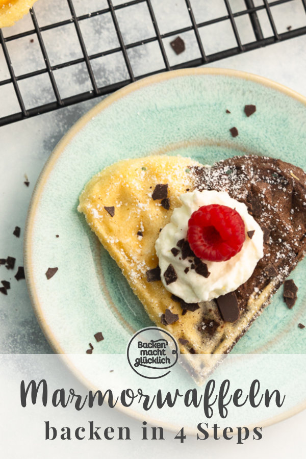 Himmlische Schwarz-Weiß-Waffeln, die an Omas Kuchen erinnern. Unsere marmorierten Waffeln sind ein echter Hingucker!