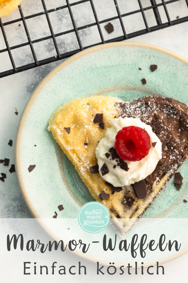 Himmlische Schwarz-Weiß-Waffeln, die an Omas Kuchen erinnern. Unsere marmorierten Waffeln sind ein echter Hingucker!