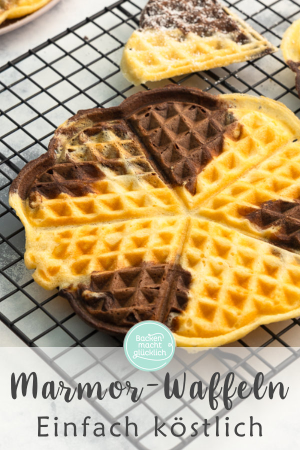 Himmlische Schwarz-Weiß-Waffeln, die an Omas Kuchen erinnern. Unsere marmorierten Waffeln sind ein echter Hingucker!