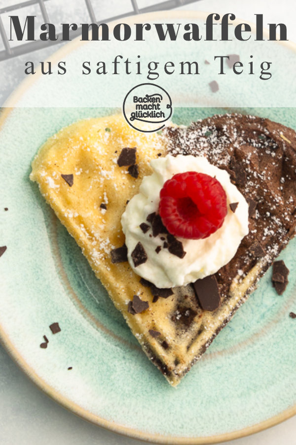 Himmlische Schwarz-Weiß-Waffeln, die an Omas Kuchen erinnern. Unsere marmorierten Waffeln sind ein echter Hingucker!