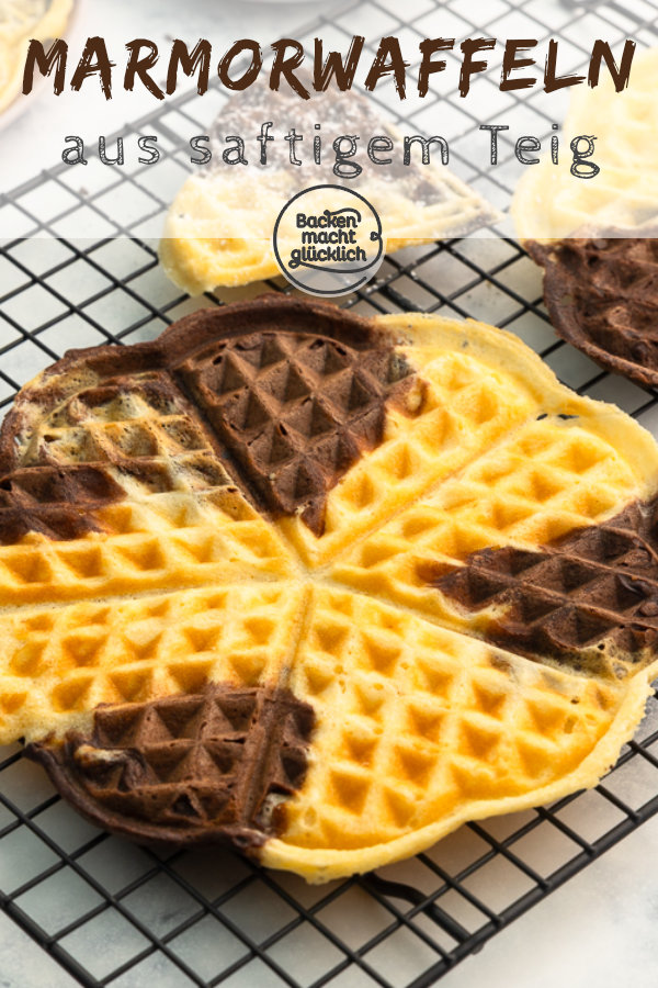 Himmlische Schwarz-Weiß-Waffeln, die an Omas Kuchen erinnern. Unsere marmorierten Waffeln sind ein echter Hingucker!