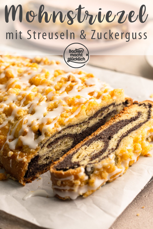 Schlesischer Mohnstriezel wie vom Bäcker - mit Hefeteig, Mohnfüllung, Streuseln und Zuckerguss. Schmeckt himmlisch!