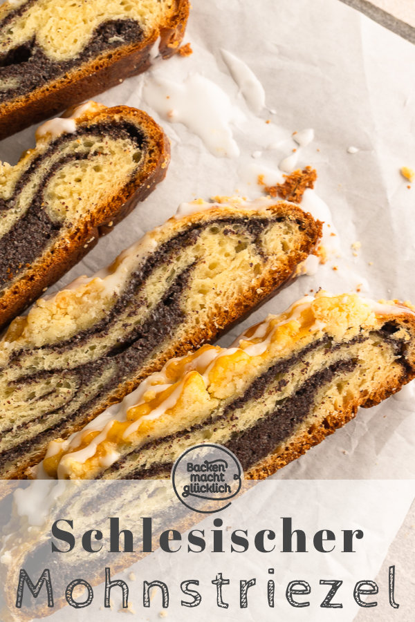 Schlesischer Mohnstriezel wie vom Bäcker - mit Hefeteig, Mohnfüllung, Streuseln und Zuckerguss. Schmeckt himmlisch!