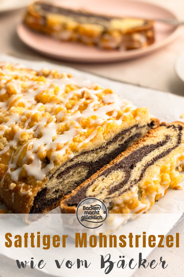 Schlesischer Mohnstriezel wie vom Bäcker - mit Hefeteig, Mohnfüllung, Streuseln und Zuckerguss. Schmeckt himmlisch!