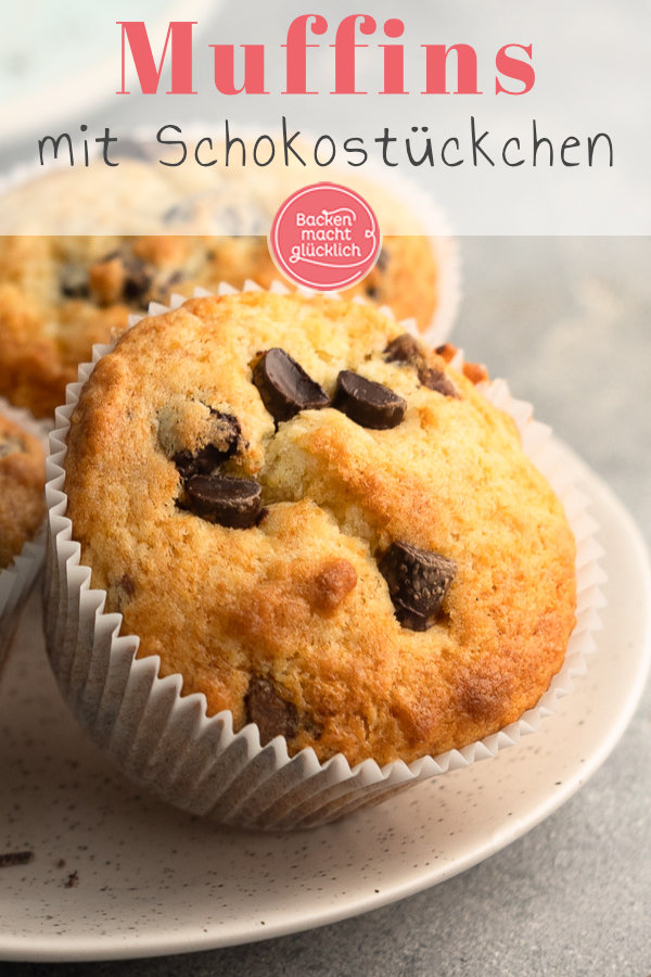 Fluffige, saftige Muffins mit Schokotröpfchen oder -chunks. Wenige Zutaten, max. 10 Minuten Aufwand: Ihr werdet das Rezept lieben!