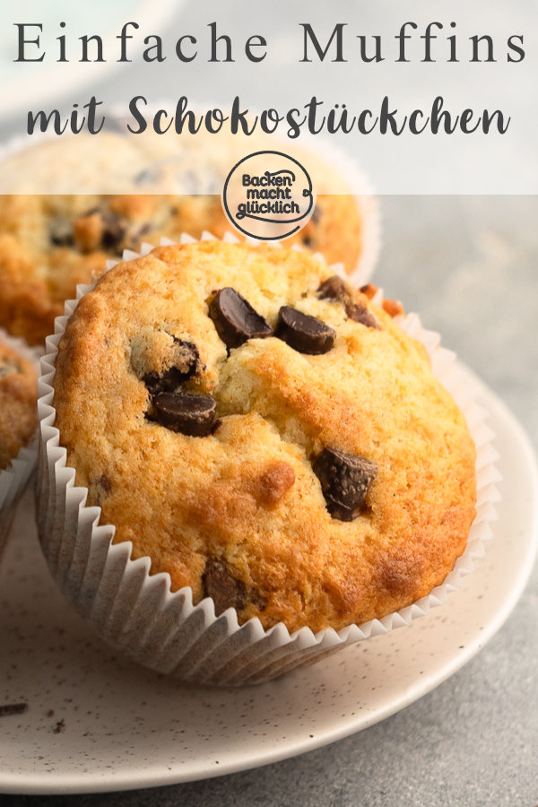 Fluffige, saftige Muffins mit Schokotröpfchen oder -chunks. Wenige Zutaten, max. 10 Minuten Aufwand: Ihr werdet das Rezept lieben!