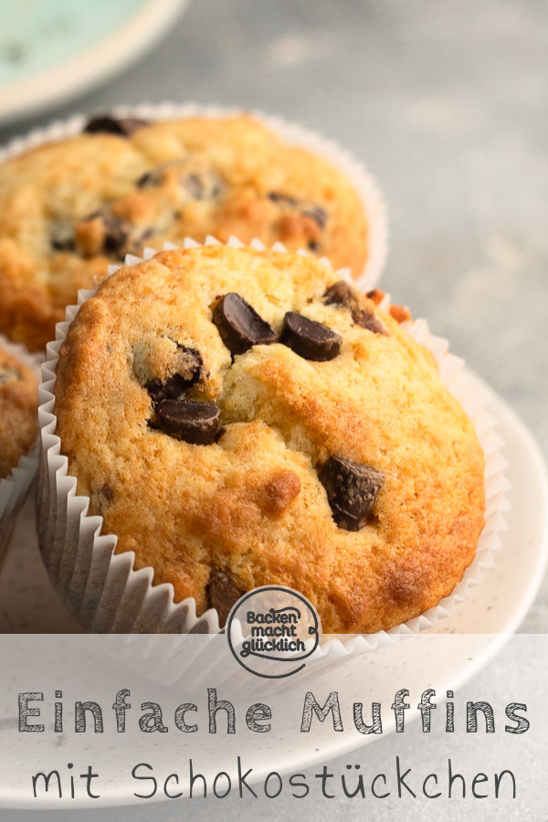 Fluffige, saftige Muffins mit Schokotröpfchen oder -chunks. Wenige Zutaten, max. 10 Minuten Aufwand: Ihr werdet das Rezept lieben!