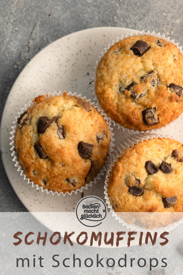 Fluffige, saftige Muffins mit Schokotröpfchen oder -chunks. Wenige Zutaten, max. 10 Minuten Aufwand: Ihr werdet das Rezept lieben!