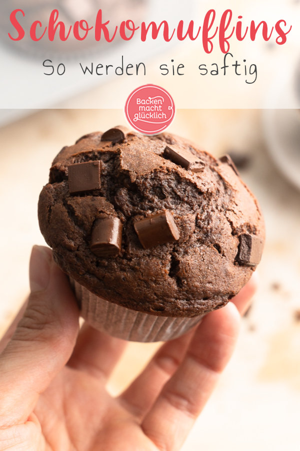 Einfaches Rezept für supersaftige Schokomuffins mit Öl. Die Schokoladenmuffins benötigen nur wenige Zutaten und sind innerhalb von 5 Minuten im Ofen.