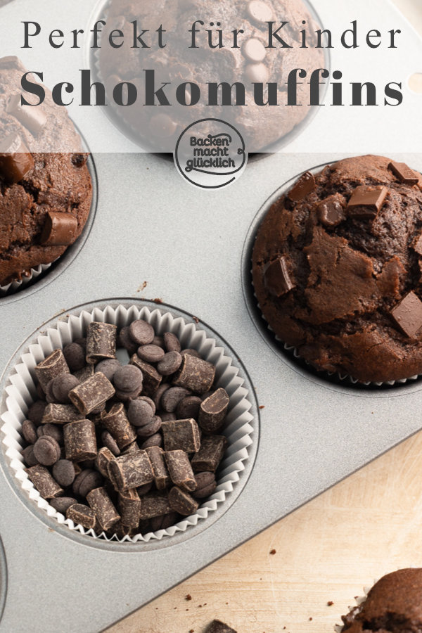 Einfaches Rezept für supersaftige Schokomuffins mit Öl. Die Schokoladenmuffins benötigen nur wenige Zutaten und sind innerhalb von 5 Minuten im Ofen.
