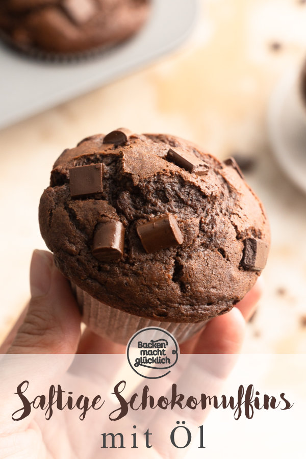 Einfaches Rezept für supersaftige Schokomuffins mit Öl. Die Schokoladenmuffins benötigen nur wenige Zutaten und sind innerhalb von 5 Minuten im Ofen.
