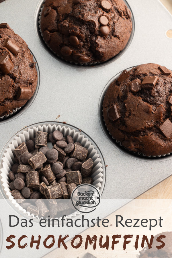 Einfaches Rezept für supersaftige Schokomuffins mit Öl. Die Schokoladenmuffins benötigen nur wenige Zutaten und sind innerhalb von 5 Minuten im Ofen.