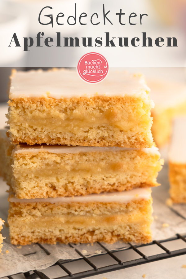 Köstlicher gedeckter Apfelmuskuchen vom Blech: Dieser Apfelkuchen mit Apfelmus wird wunderbar mürbe, saftig und zart. Der Apfelkuchen schmeckt auch nach 2 Tagen noch frisch.