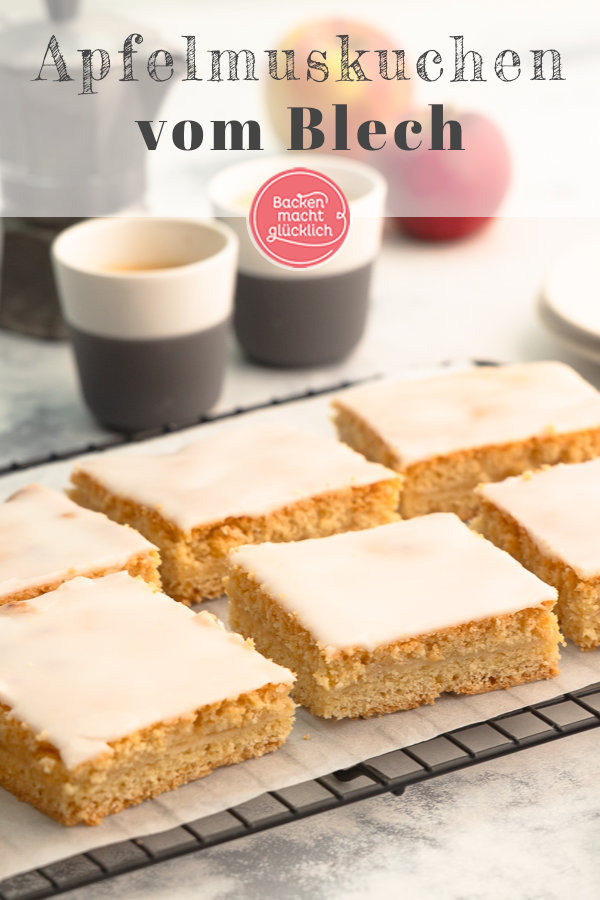 Köstlicher gedeckter Apfelmuskuchen vom Blech: Dieser Apfelkuchen mit Apfelmus wird wunderbar mürbe, saftig und zart. Der Apfelkuchen schmeckt auch nach 2 Tagen noch frisch.