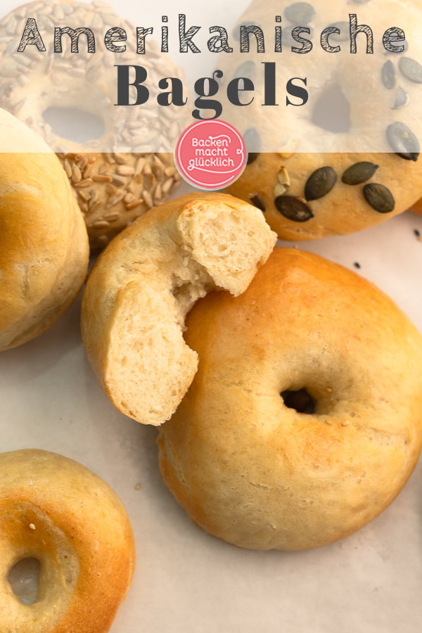 Original amerikanische Bagels sind schon was Besonderes! Mit diesem Grundrezept gelingen die fluffigen Bagels auch Zuhause - egal ob süß oder salzig. #bagels #frühstück #americanstyle #backenmachtglücklich