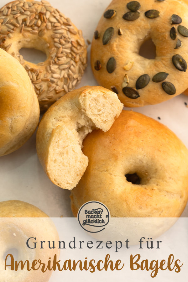 Original amerikanische Bagels sind schon was Besonderes! Mit diesem Grundrezept gelingen die fluffigen Bagels auch Zuhause - egal ob süß oder salzig. #bagels #frühstück #americanstyle #backenmachtglücklich