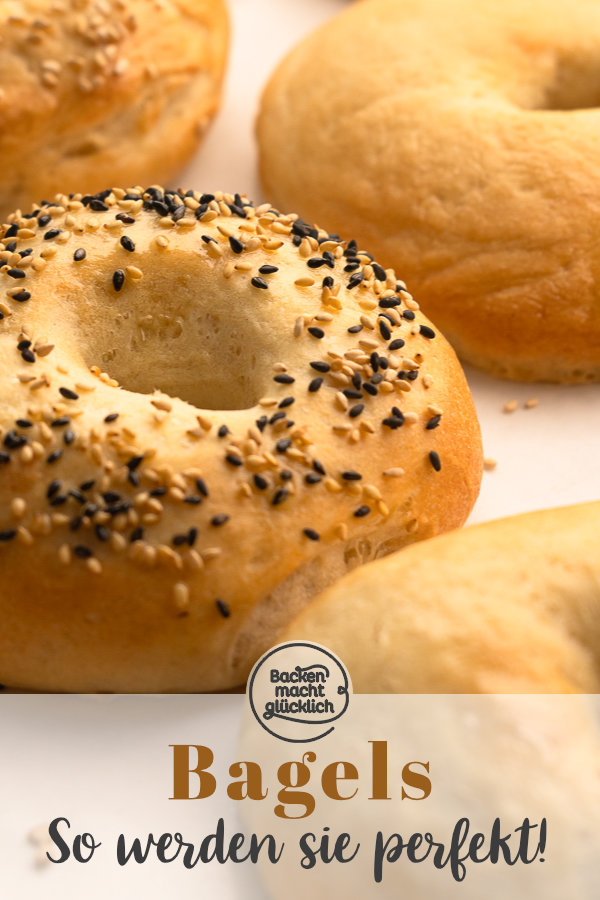 Original amerikanische Bagels sind schon was Besonderes! Mit diesem Grundrezept gelingen die fluffigen Bagels auch Zuhause - egal ob süß oder salzig. #bagels #frühstück #americanstyle #backenmachtglücklich