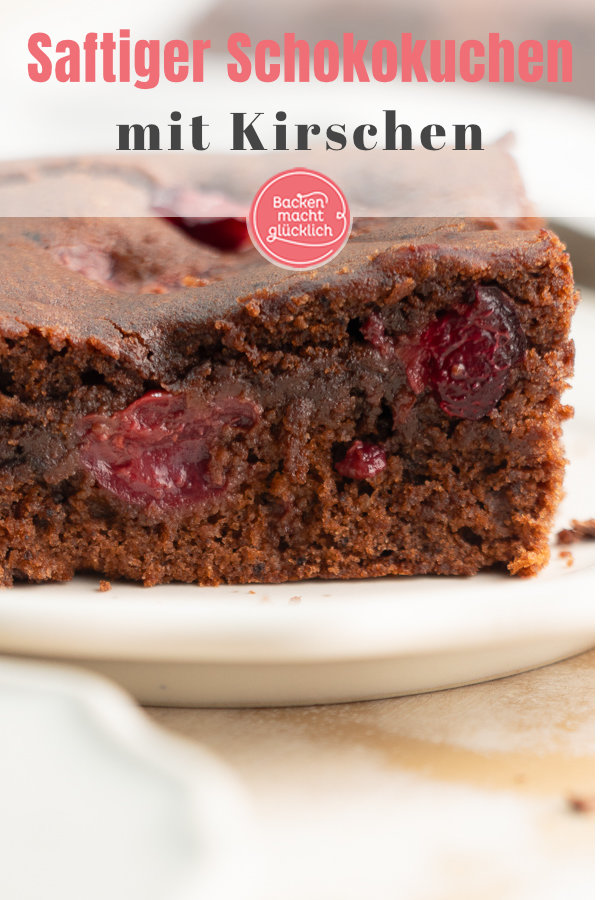 Dieser saftige Schoko-Kirschkuchen vom Blech vereint leicht herbe Zartbitterschokolade und fruchtig süße Kirschen. Der Schokoladenkuchen mit Kirschen ist ein echtes Geschmackserlebnis und ein toller Snack für den Sommer. #schoko #schokoladenkuchen #kuchen #kirschen #kirschkuchen #schokolade #backenmachtglücklich