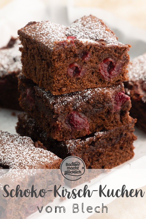 Dieser saftige Schoko-Kirschkuchen vom Blech vereint leicht herbe Zartbitterschokolade und fruchtig süße Kirschen. Der Schokoladenkuchen mit Kirschen ist ein echtes Geschmackserlebnis und ein toller Snack für den Sommer. #schoko #schokoladenkuchen #kuchen #kirschen #kirschkuchen #schokolade #backenmachtglücklich